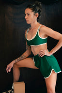 Brassière Tennis Club verte vue de trois quarts, avec encolure arrondie et finitions crème