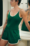 Body Tennis Club vert vu de trois quarts face, porté avec le short assorti